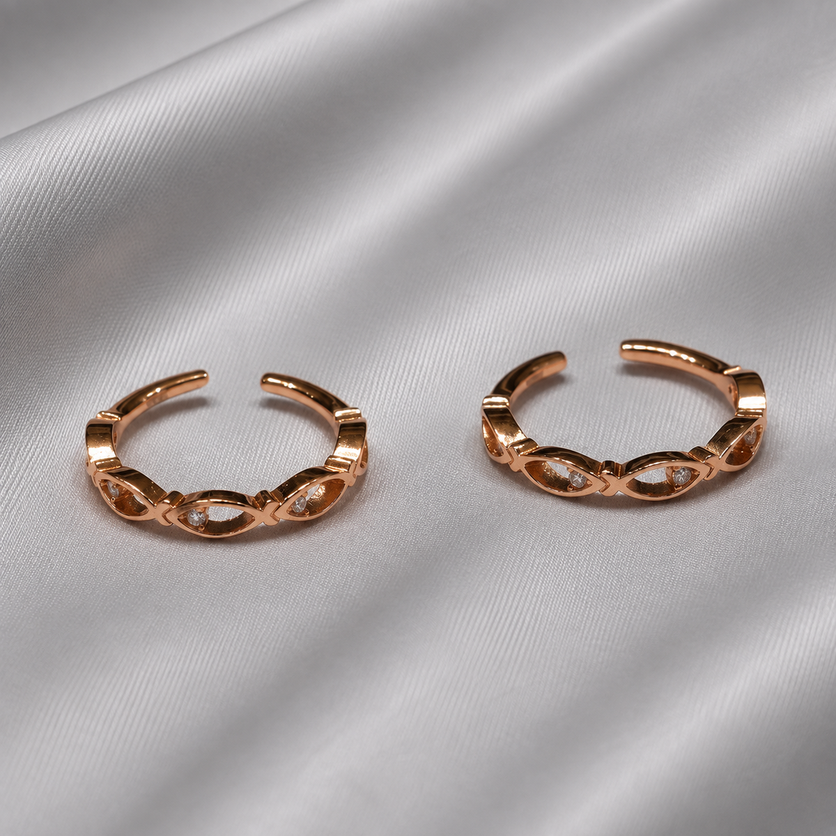 silver toe ring with stone detail