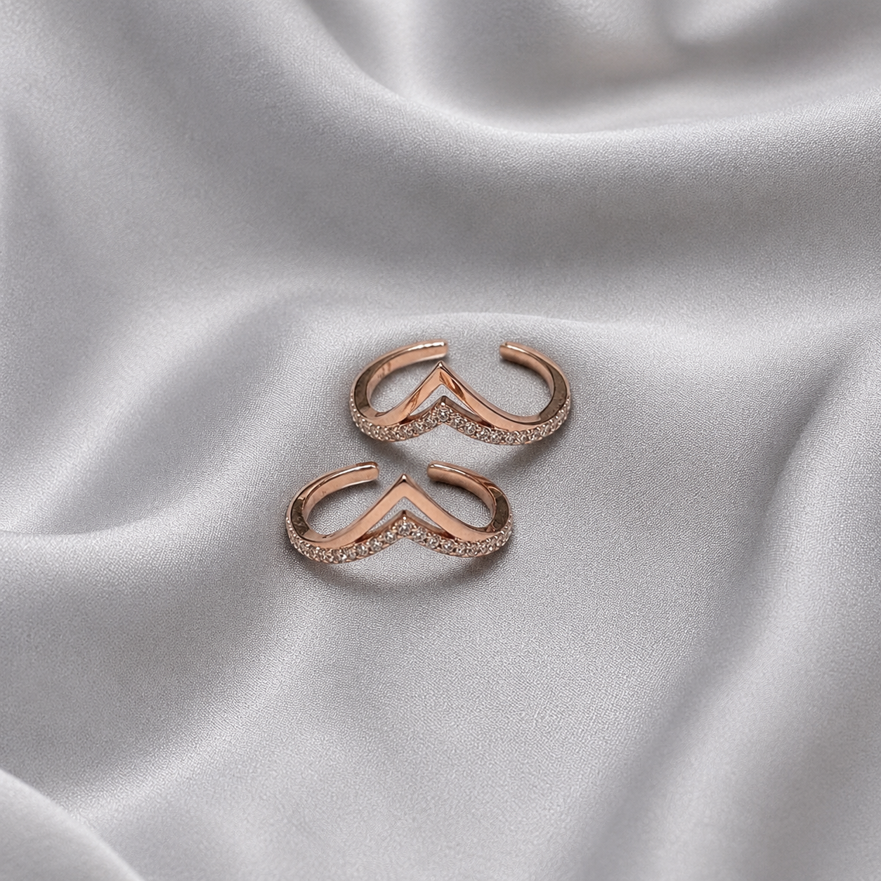 v design toe ring with white stones